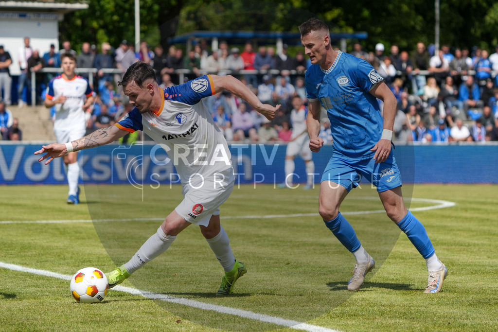 Fußball, Herren, Saison 2024/2025, Finaltag der Amateure 2025, Landespokal Brandenburg, Finale, VfB 1921 Krieschow vs. RSV Eintracht 1949, Samstag 24.05.2025, Volksparkstadion Neuruppin, | Fußball, Herren, Saison 2024/2025, Finaltag der Amateure 2025, Landespokal Brandenburg, Finale, VfB 1921 Krieschow vs. RSV Eintracht 1949, Samstag 24.05.2025, Volksparkstadion Neuruppin, Im Bild: Manuel Seibt (l. Krieschow) und Matthias Steinborn (r. RSV) - Realisiert mit Pictrs.com
