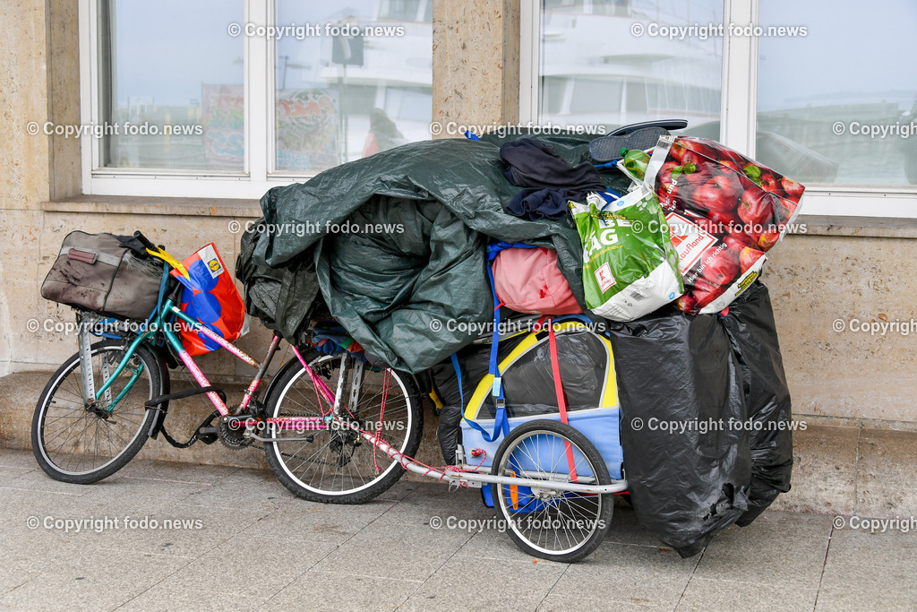 Deutschland_ Baden-Wuerttemberg Friedrichshafen am Bodensee_ 28.03.2025-2 | 28.03.2025, Deutschland, GER, Baden Wuerttemberg, Friedrichshafen am Bodensee, im Bild Stadtansichten, Feature, Fahrrad, Obdachloser