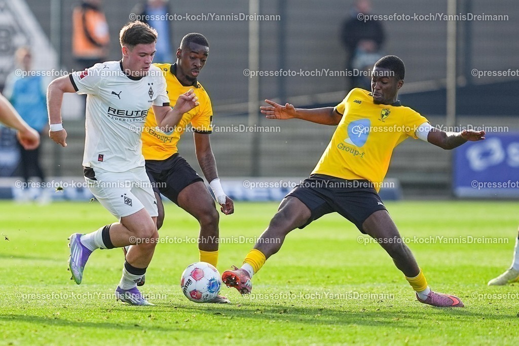 xYDRx13112501013 | 13.11.2025, xydrx, Fußball, Testspiel, Borussia Mönchengladbach - NV Koninklijke Lierse SK, Fohlenplatz am Borussia-Park: Nico Vidic (Borussia Mönchengladbach #46) im Zweikampf gegen Emmanuel Matuta (K. Lierse SK #6) und  Dirk Asare (K. Lierse SK #36)