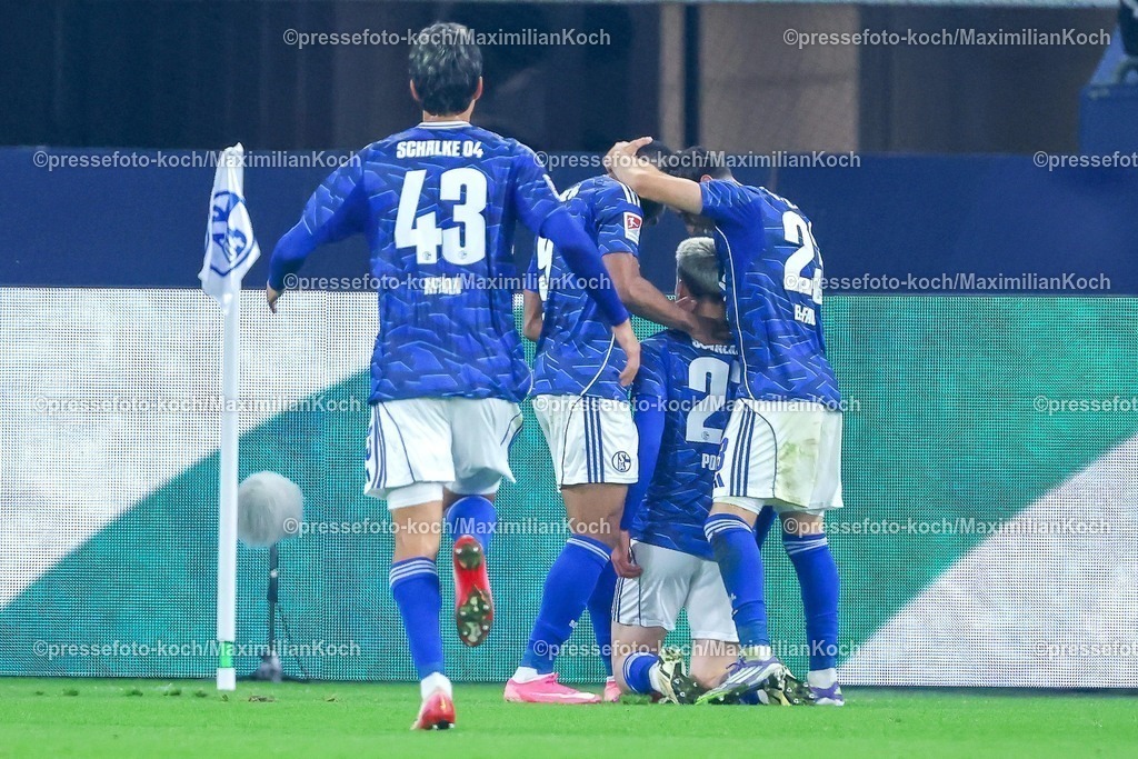 S0426092501187 | 25.09.2025, Fußball, FC Schalke 04 - SpVgg Greuther Fürth, 7.Spieltag, 2. Fußball Bundesliga, Veltins-Arena Gelsenkirchen, Saison 2025 2026: Torjubel nach dem Tor zum 1:0 durch Torschütze Finn Porath (Schalke04 #27)  zusammen mit  Soufiane El-Faouzi&nbsp;(Schalke04 #23) DFB regulations prohibit any use of photographs as image sequences and or quasi-video.