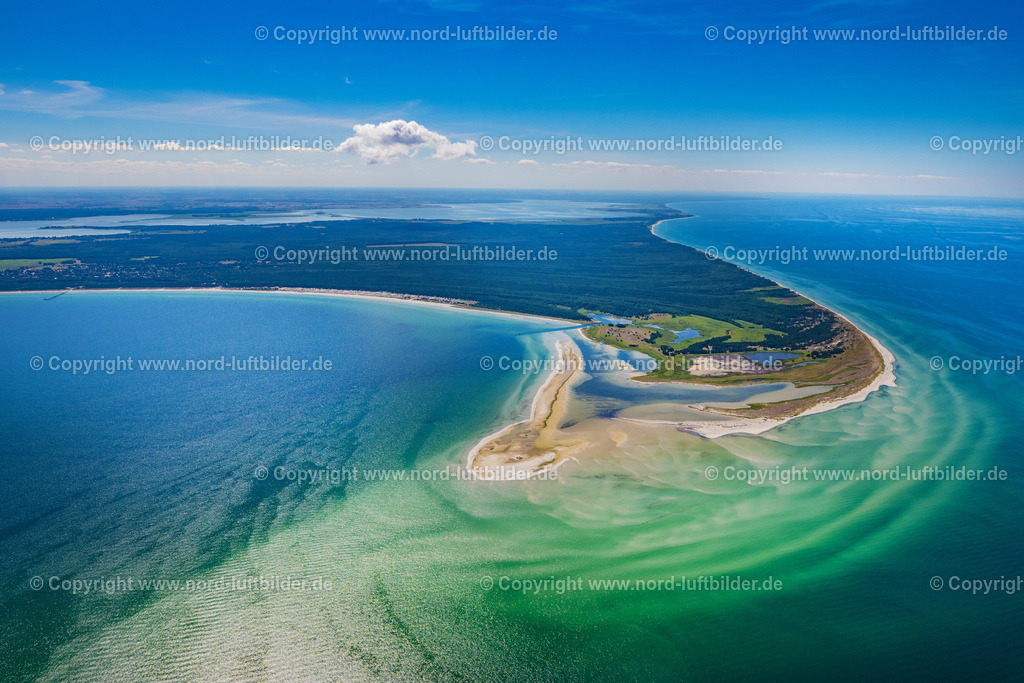 Darss_Naturschutzgebiet_ELS_8593100822 | BORN AM DARß 10.08.2022 Sandbank- Landfläche durch Strömungen unter der Meeres- Wasseroberfläche der Ostsee am Naturschutzgebiet Darsser Ort in Born am Darß an der Ostseeküste im Bundesland Mecklenburg-Vorpommern, Deutschland. Weiterführende Informationen bei: NABU - Naturschutzbund Deutschland e.V.. // Sandbank- land area by flow under the sea water surface the Baltic Sea at the Darsser Ort nature reserve in Born am Darss at the baltic sea coast in the state Mecklenburg - Western Pomerania, Germany. Further information at: NABU - Naturschutzbund Deutschland e.V.. Foto: Martin Elsen