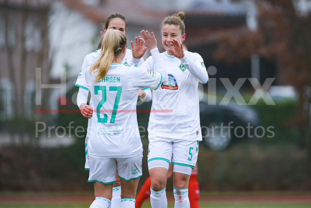 Fussball, Testspiel Frauen, SV Werder Bremen - FC Twente Enschede | v.li.: Spielerinnen des SV Werder Bremen  mit Torjubel, Jubel, jubeln, jubelt, optimistisch, Spielszene, Highlight, Freude über das Tor zum