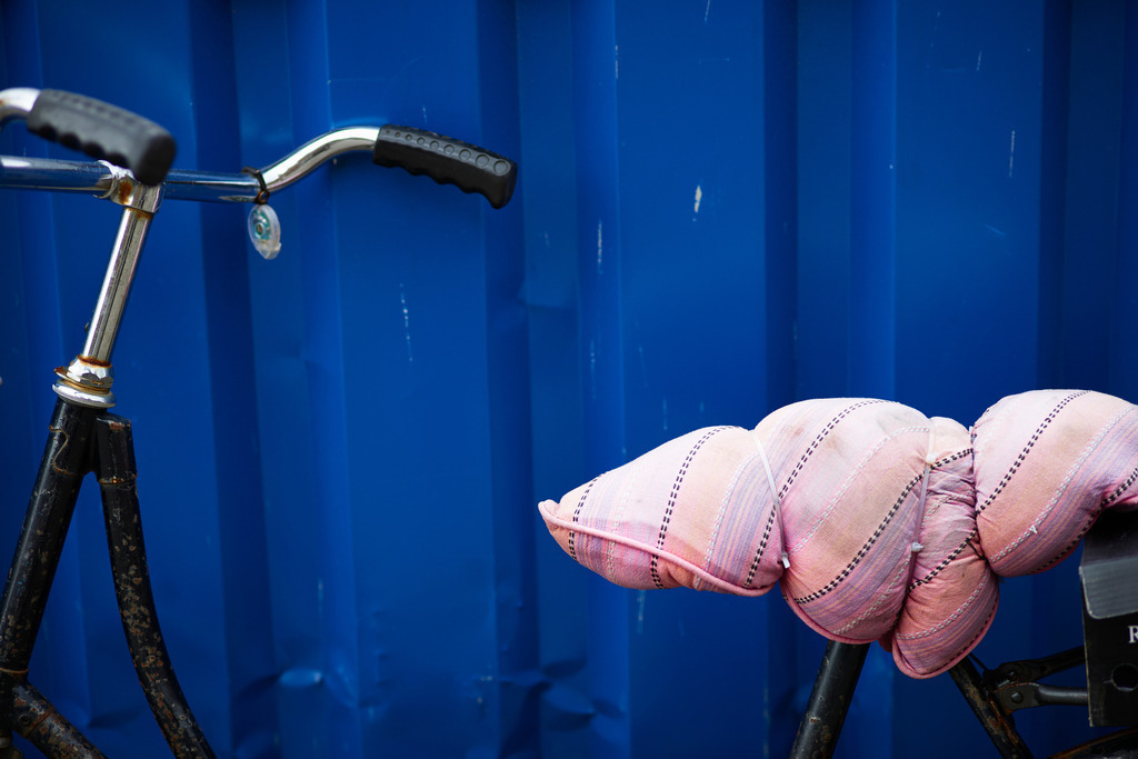 Fahrrad mit rosarotem Polster auf dem Sattel | Amsterdam, Niederlande - July 14, 2014: Fahrrad mit rosarotem Polster auf dem Sattel. - Realisiert mit Pictrs.com
