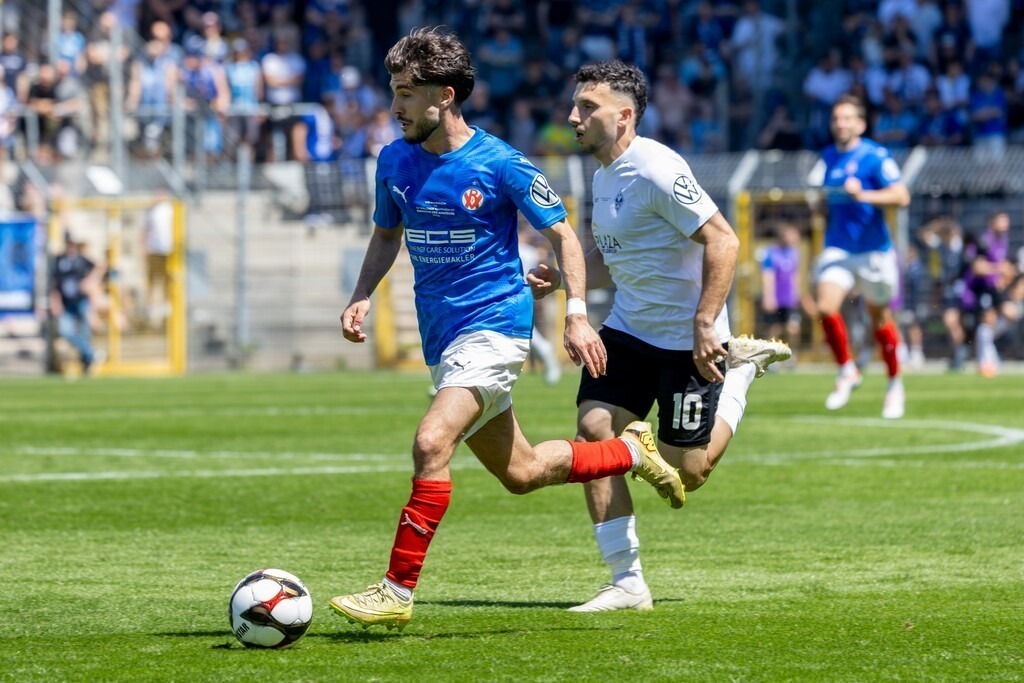 Fußball, Badischer Pokal 2025/26, Finale: VfR Mannheim gegen Waldhof Mannheim | Fußball, Badischer Pokal 2025/26, Finale: VfR Mannheim gegen Waldhof Mannheim***Umut Sentürk (21, VfR) am Ball - Realisiert mit Pictrs.com