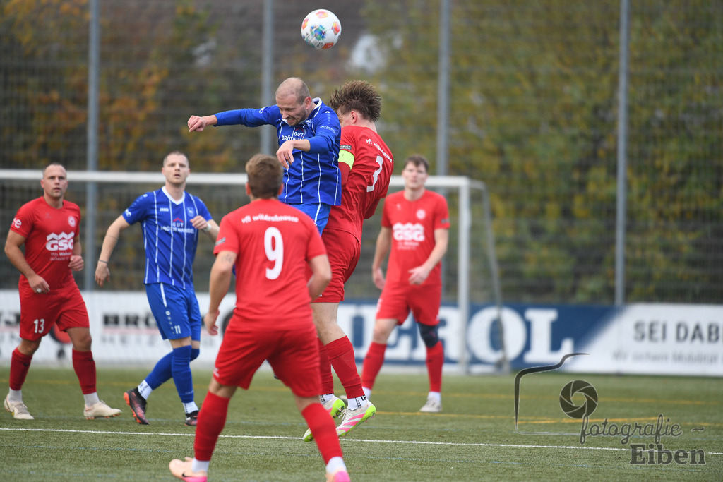 FC Rastede-VfL Wildeshausen | Herren Bezirksliga 2; FC Rastede (blau)-VfL Wildeshausen (rot) am 09.11.2025 in Rastede (Sportanlage Köttersweg), Photo: Philip Eiben 2025 - Realisiert mit Pictrs.com