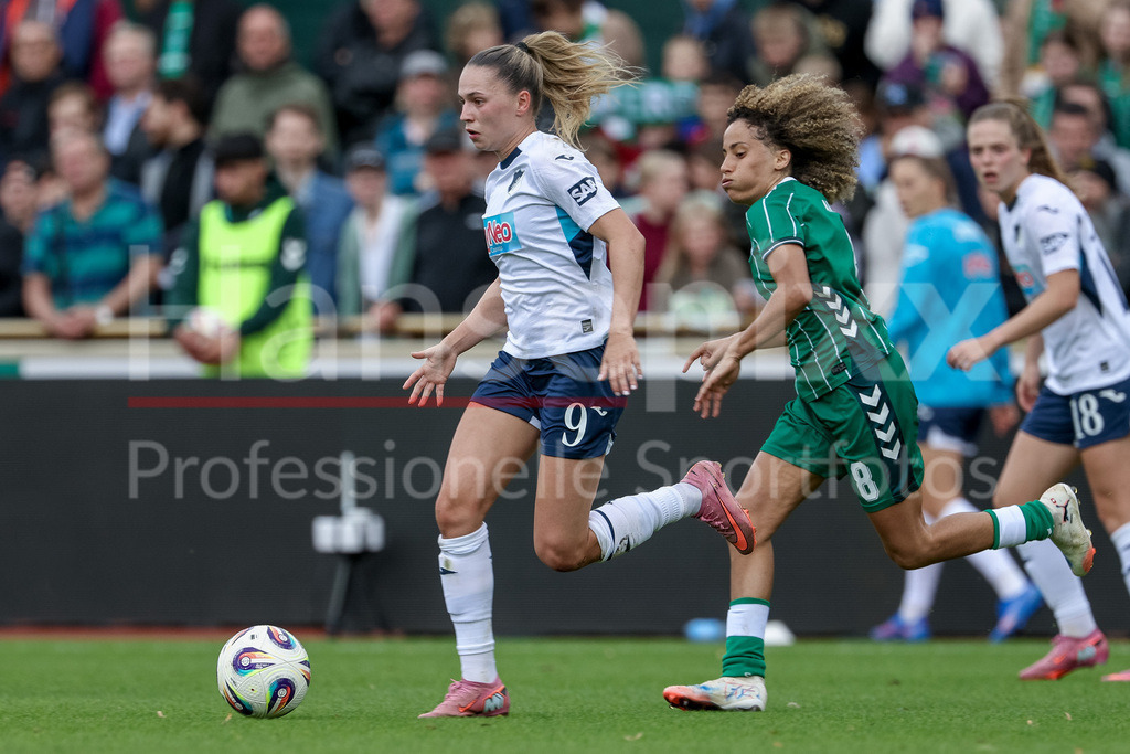 Fussball, Google Pixel Frauen-Bundesliga, SV Werder Bremen - TSG 1899 Hoffenheim | v.li.: Jill Janssens (TSG 1899 Hoffenheim, 9) und Amira Arfaoui (SV Werder Bremen, 8) im Laufduell, Zweikampf, Duell, Dynamik, Aktion, Action, Spielszene, DIE DFB-RICHTLINIEN UNTERSAGEN JEGLICHE NUTZUNG VON FOTOS ALS SEQUENZBILDER UND/ODER VIDEOÄHNLICHE FOTOSTRECKEN. DFB REGULATIONS PROHIBIT ANY USE OF PHOTOGRAPHS AS IMAGE SEQUENCES AND/OR QUASI-VIDEO.