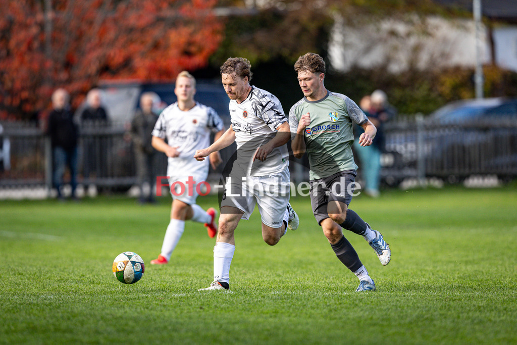 SV Unterhasuen gegen SG Hungerbach II | Fußball Herren A-Klasse Gruppe 5 Zugspitze 2025/26 11. Spieltag, SV Unterhasuen gegen SG Hungerbach II, 20251012,Zweikampf,2025-10-12 in Unterhausen (Sportplatz Unterhausen), Jonas AUMÜLLER (SV Unterhausen 15), Dennis HARTMANN (SG Hungerbach II 9)Copyright: WolfgangxLindner www.foto-lindner.de