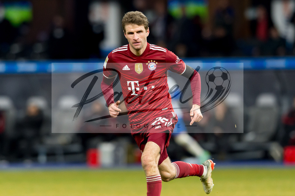 BSCFCB20220123_335 | Fussball, Herren: Thomas Mueller (FC Bayern Muenchen) schaut bei dem Spiel der 1. Bundesliga zwischen Hertha BSC und FC Bayern Muenchen im Olypiastadion am 23.01.2022 in Berlin, Deutschland.DFB / DFL REGULATIONS PROHIBIT ANY USE OF PHOTOGRAPHS AS IMAGE SEQUENCES AND/OR QUASI-VIDEO. - Realisiert mit Pictrs.com