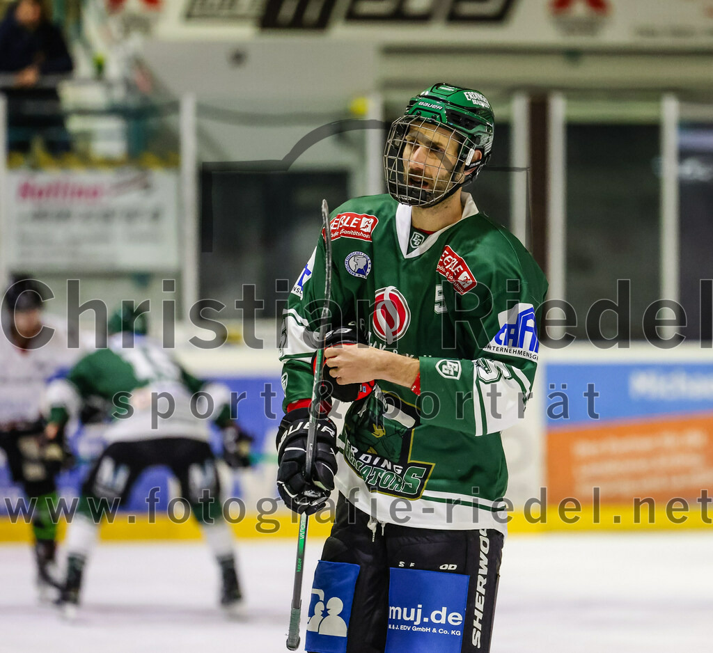 2023-11-12_035_TSV_Erding_gegen_EHC_Koenigsbrunn | Erding, Deutschland, 12.11.2023:
Eishockey, Bayernliga Vorrunde 2023 / 2024, 9. Spieltag, TSV Erding gegen EHC Königsbrunn, Endergebnis: 3:2

Florian Zimmermann (Erding Gladiators, #5)

Foto: Christian Riedel / fotografie-riedel.net