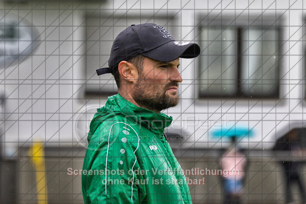 20261011_151852_0023-Bearbeitet_(c)_by_PhotoPeet | Uwe Grupp (KSG Eislingen #Trainer)KSG Eislingen (grün) vs. 1.FC Donzdorf (rot), Fußball, Bezirksliga - Bezirk Neckar/Fils, 07. Spieltag, Saison 2026/2027, Rasensportplatz, Albstraße 69, 73054 Eislingen, 11.10.2026 - 15:00 Uhr,Foto: PhotoPeet / Sport- &amp; Eventfotografie / Peter Harich