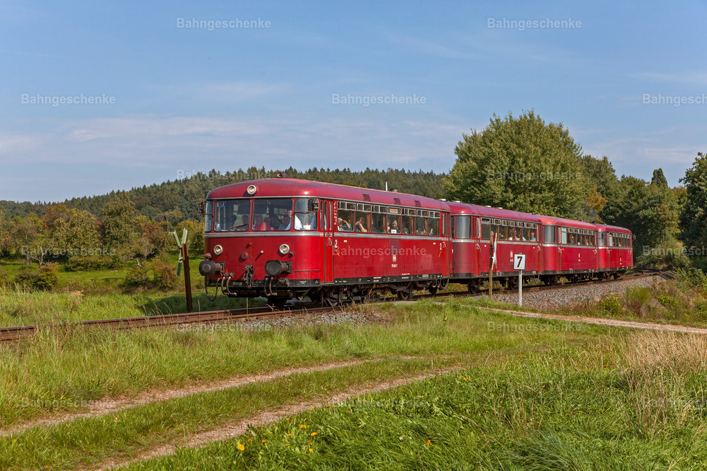 FVSchiBus796802u996309u996299u796690Wiesenfeld2p120915 | Stöbern Sie durch einzigartige Aufnahmen und finden die perfekte Aufnahme für jeden Eisenbahnentheusiast! Stellen Sie sich aus einer Reihe von Möglichkeiten wie der Druck auf Leinwände, Fotoposter, Kalender oder Magnetfotos Ihr Geschenk zusammen - Realisiert mit Pictrs.com