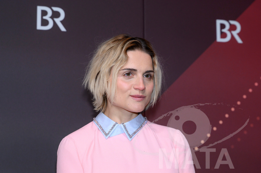 _DWI5406 | Mala Emde bei der Verleihung des 47. Bayerischen Filmpreises 2026  im Prinzregententheater. München, Deutschland. Der Bayerische Filmpreis wird seit 1979 von der Bayerischen Staatsregierung verliehen, um die Bedeutung des Kinofilms als Kulturgut herauszustellen - Realisiert mit Pictrs.com