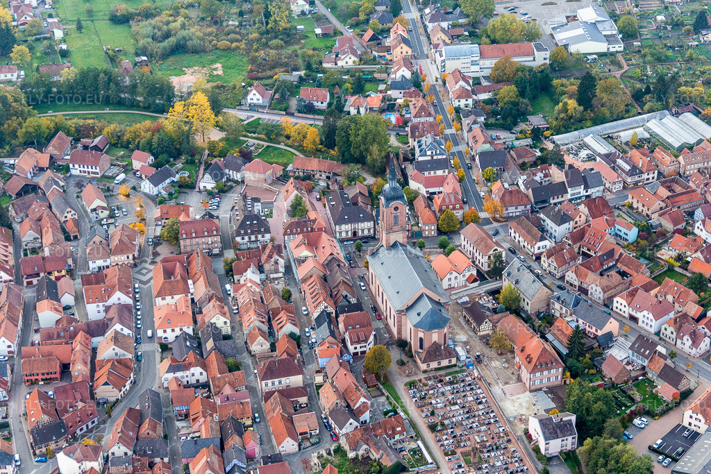 Vue aérienne: Église de la paroisse protestante à Reichshoffen dans le département Bas Rhin, France – .Photo: IMG_084857.jpg prise le 24/10/2015 par Werner Riehm/FLY-FOTO.eu – Résolution de l'original: 5472 x 3648 px