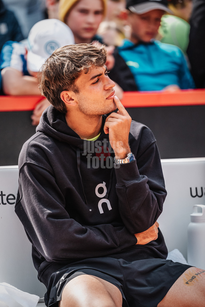 Tennis | Männer | bitpanda Hamburg Open Finale | ATP 500 | Andrei Andrejewitsch Rubljow (RUS) vs. Flavio Cobolli (ITA) | 24.05.2025 | Flavio Cobolli lauscht gespannt einer Rede wärend er auf die Siegerehrung wartet