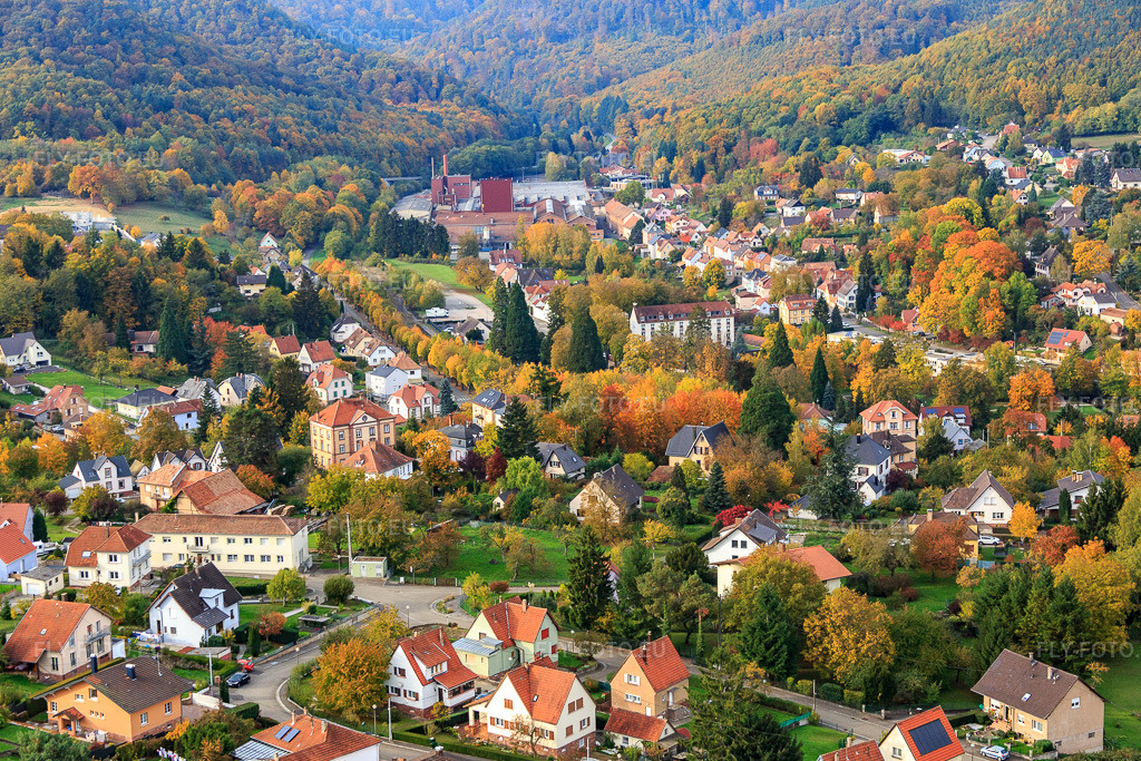 Vue aérienne: Vue de la ville depuis le sud à Niederbronn-les-Bains dans le département Bas Rhin, France.Photo: IMG_084756.jpg prise le 24/10/2015 par Werner Riehm/FLY-FOTO.euRésolution de l'original: 5407 x 3605 px