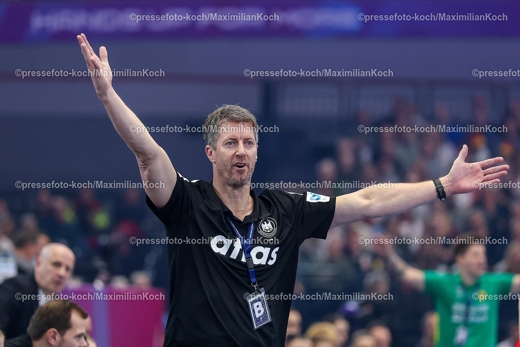 IHF04122502033 | 04.12.2025, Handball WM Frauen, Hauptrunde, Deutschland - Montenegro, 27th IHF Women's Handball World Championship, Westfalenhalle Dortmund: Nationaltrainer Markus Gaugisch (GER #hc) gestikulierend am Spielfeldrand  