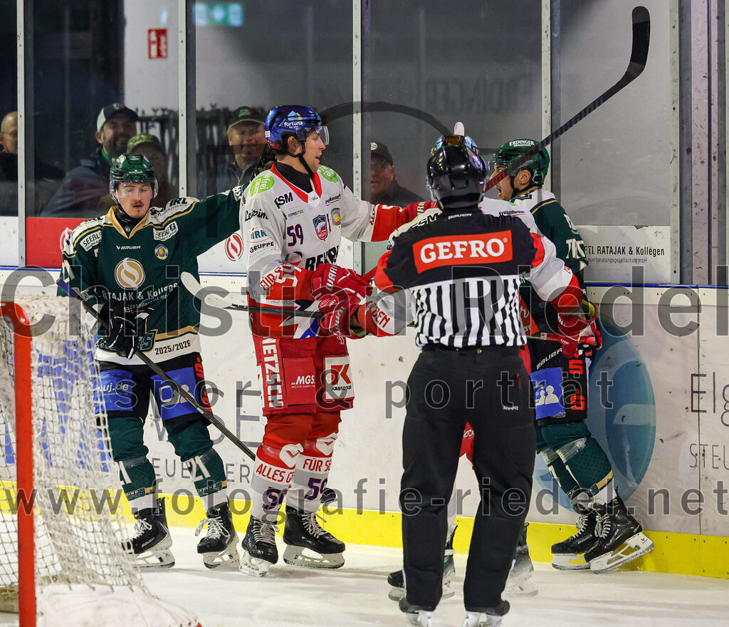 2025-11-16_140_TSV_Erding_gegen_Selber_Woelfe | Erding, Deutschland, 16.11.2025:Eishockey, Oberliga Süd 2025 / 2026, 17. Spieltag, TSV Erding gegen Selber Wölfe, Endergebnis: 3:1Erik Modlmayr (Erding Gladiators, #21), Maximilian Gläßl (Selber Wölfe, #59), Louis Trattner (Erding Gladiators, #7)Foto: Christian Riedel / fotografie-riedel.net