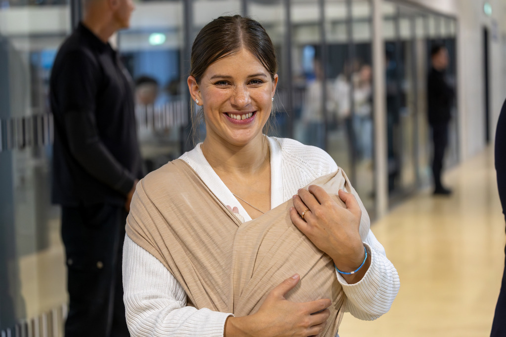 Deutsche Turnliga DTL (Bundesliga) der Frauen, Finale 2025 in Heidelberg | Deutsche Turnliga DTL (Bundesliga) der Frauen, Finale 2025 in Heidelberg***Im Publikum: Elisabeth Seitz mit ihrem Baby - Realisiert mit Pictrs.com