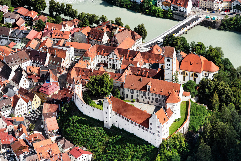 dr__0058166.jpg | FüSSEN 06.08.2020 Hohes Schloss und Kloster St. Mang in der historischen Altstadt von Füssen am Lech im Bundesland Bayern. Das Burgschloss gilt als eine der am besten erhaltenen mittelalterlichen Burganlagen Bayerns. // Old Town area and city center in Fuessen in the state Bavaria, Germany. Foto: Daniel Reiter