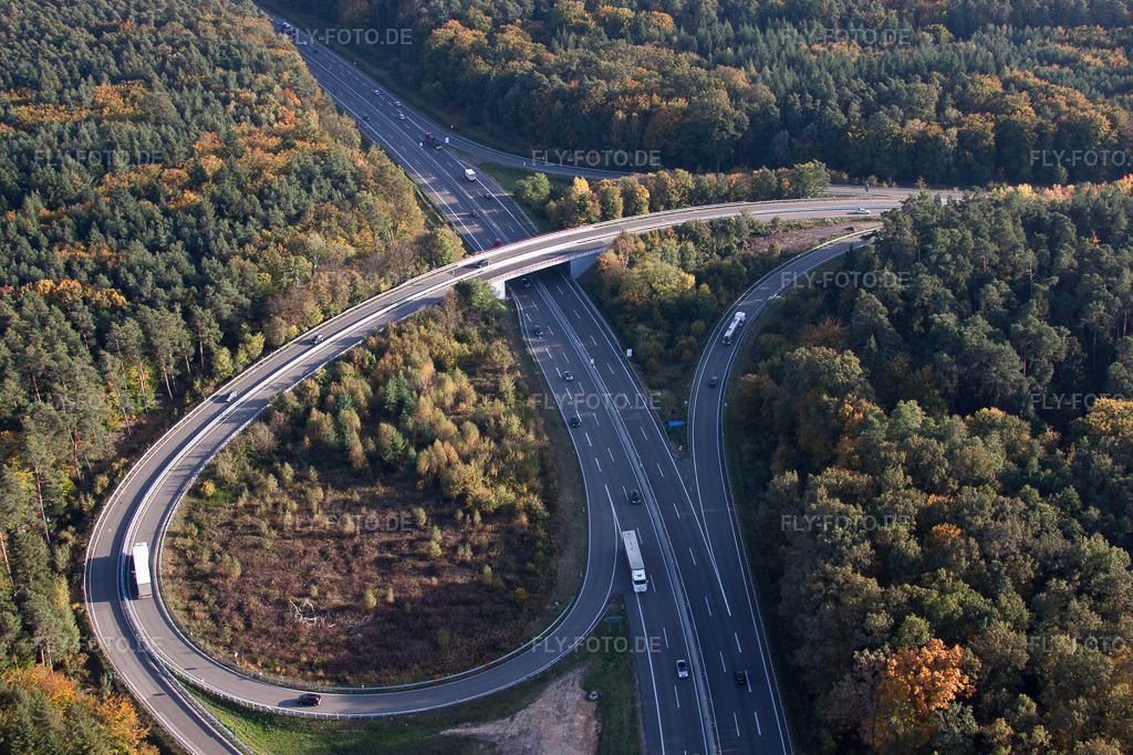Luftbild: Streckenführung und Fahrspuren im Verlauf der Autobahn- Abfahrt und Zufahrt der BAB A65 nach Kandel Süd und Straßbourg in Kandel im Bundesland Rheinland-Pfalz in Deutschland. Foto: IMG_53846.jpg vom 19.10.2012 durch Werner Riehm/FLY-FOTO.de