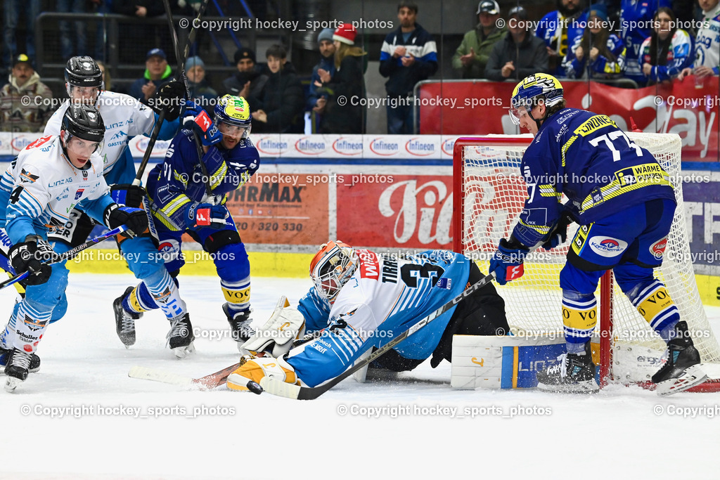 EC IDM Wärmepumpen VSV vs. Steinbach Black Wings Linz | #77 Philipp Lindner EC VSV, #32 Rasmus Tirronen Black Wings Linz, #91 Nick Hutchison EC VSV, #4 Ryan Mackinnon Black Wings Linz, EC IDM Wärmepumpen VSV vs. Steinbach Black Wings Linz, EC IDM Wärmepumpen VSV vs. Steinbach Black Wings Linz am 28.11.2025 in Villach (Stadthalle Villach), Austria, (Photo by Bernd Stefan)