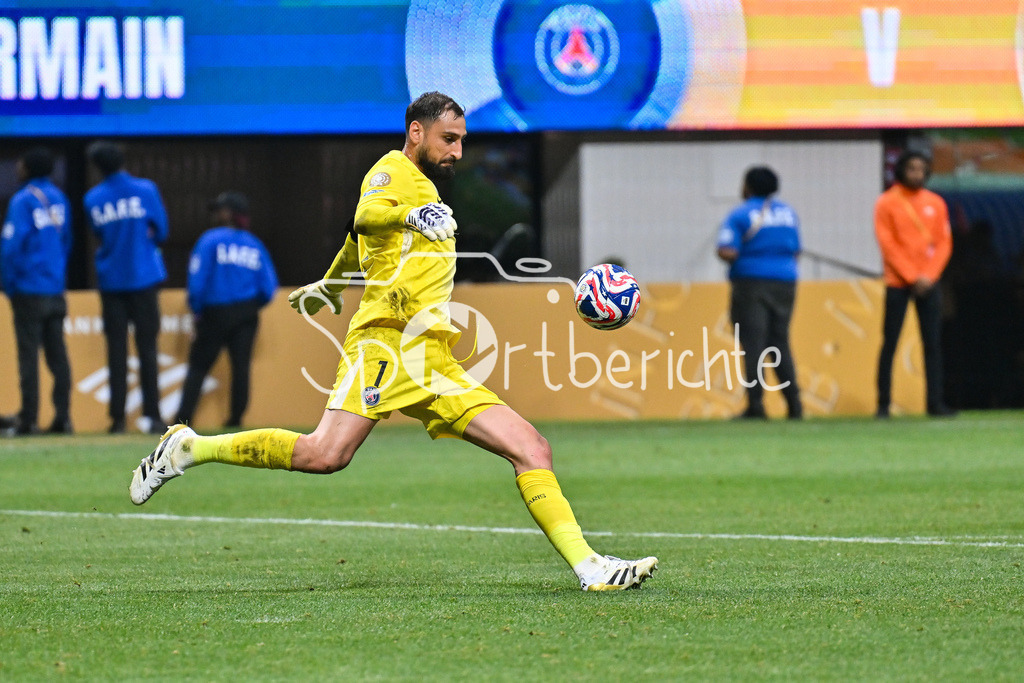 Paris Saint Germain - FC Bayern München | am Ball Gianluigi DONNARUMMA (Paris SG 1) / Einzelfoto / Freisteller / FIFA Club World Cup: Paris Saint Germain - FC Bayern Muenchen, Mercedes Benz Stadium am 05.07.2025 / NOT FOR SALE IN USA