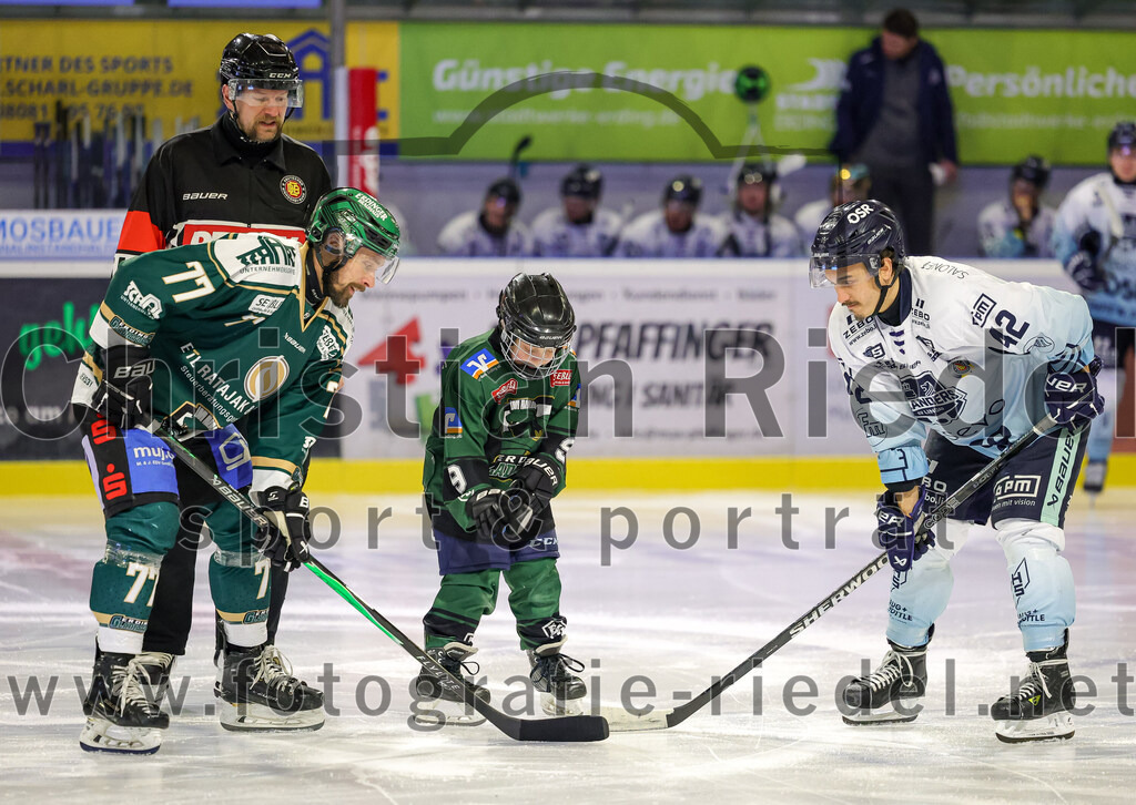 2026-01-06_003_TSV_Erding_gegen_EV_Lindau_Islanders | Erding, Deutschland, 06.01.2026:Eishockey, Oberliga Süd 2025 / 2026, 35. Spieltag, TSV Erding gegen EV Lindau Islanders, Endergebnis: 2:5Philipp Michl (Erding Gladiators, #77), Marcus Marsall (EV Lindau Islanders, #42)Foto: Christian Riedel / fotografie-riedel.net