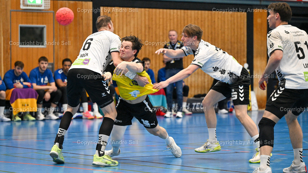 TSV Altenholz vs EHV Aue | Julius Schneider (TSVA #4 trifft hier zum 4-2) vs Kevin Roch (Aue #6) &amp; Justin Döbler (Aue #34) / Handball 3. Liga Nord-Ost Männer 2025/2026 / TSV Altenholz vs EHV Aue / Edgar-Meschkat-Halle / Altenholz / 18.04.26 - Realisiert mit Pictrs.com