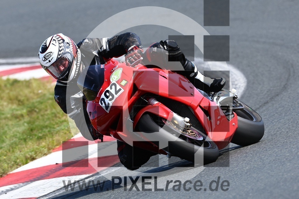 0292-20240812_01709 | Schöne Erinnerungen an spannende Momente - das festzuhalten ist unser Job. PIXELrace.de ist seit 2003 auf den Rennstrecken Europas unterwegs um die Action draußen beim Fahren und die wunderbare Stimmung imm Fahrerlager für euch einzufangen.