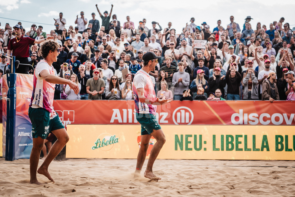 Beachvolleyball | Männer | Allianz German Beach Tour 2025 | Tourstop Düsseldorf | 17.05.2025 | v.l. Hennes Nissen und Niklas Held jubeln