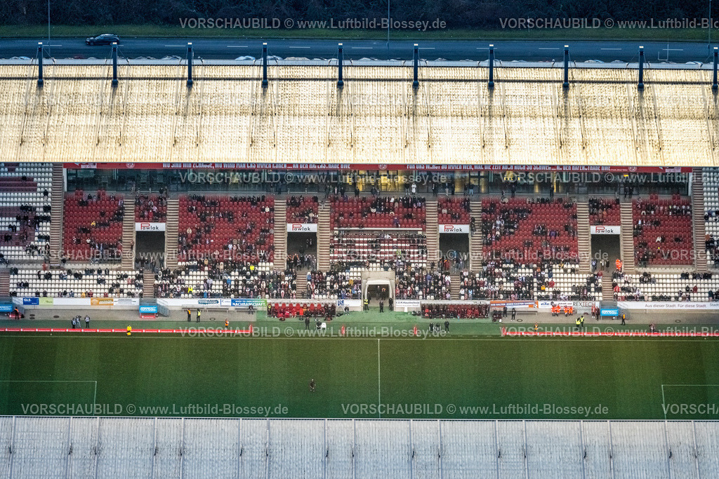 Essen230101534 | Luftbild, Stadion an der Hafenstraße, Fußballstadion Rot-Weiss Essen, Testspiel gegen Gornik Zabrze (1:3) Bergeborbeck, Essen, Ruhrgebiet, Nordrhein-Westfalen, Deutschland