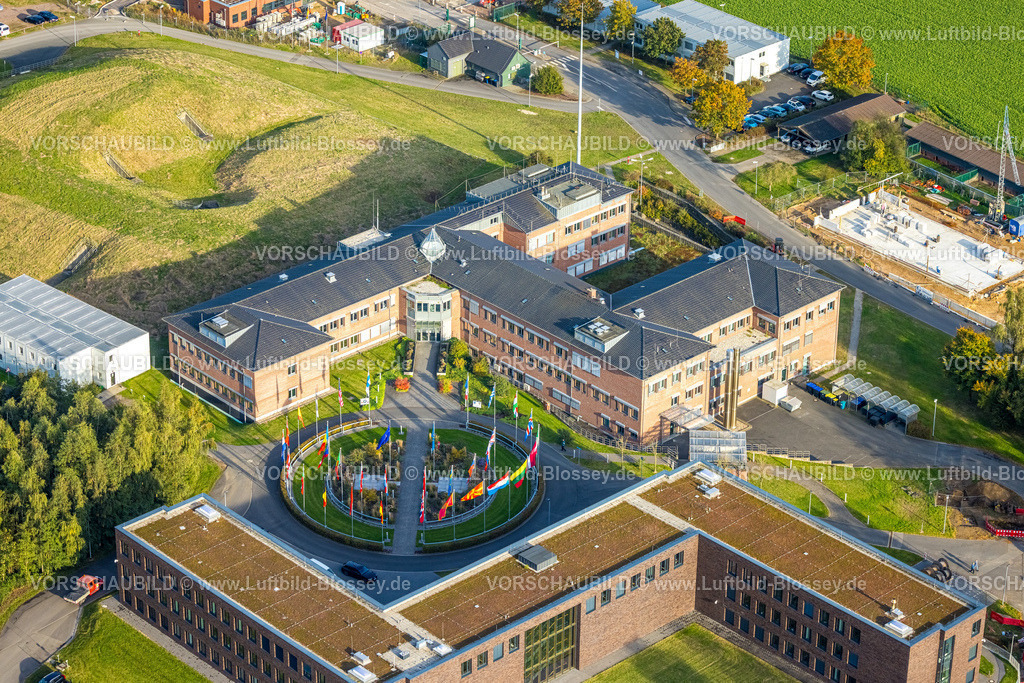 Uedem241014459 | Luftbild, Kaserne Paulsberg Militärstützpunkt, Nationales Lagezentrum und Führungszentrum für Sicherheit im Luftraum, Flaggen im Innenhof, Uedemerfeld, Uedem, Niederrhein, Nordrhein-Westfalen, Deutschland