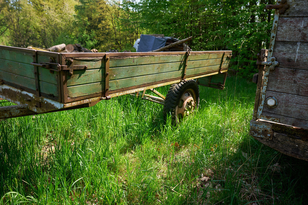 Alter Traktoranhänger in Wiese abgestellt | Bad Schalllerbach, Austria - April 13, 2024: Alter Traktoranhänger in Wiese abgestellt. - Realisiert mit Pictrs.com