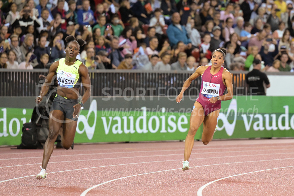 Leichtathletik: Weltklasse Zürich | 08.09.2022, Zürich, Letzigrund, Leichtathletik: Weltklasse Zürich, JACKSON Shericka (JAM) und KAMBUNDJI Mujinga (SUI) im 200m-Lauf der Frauen. - Realisiert mit Pictrs.com