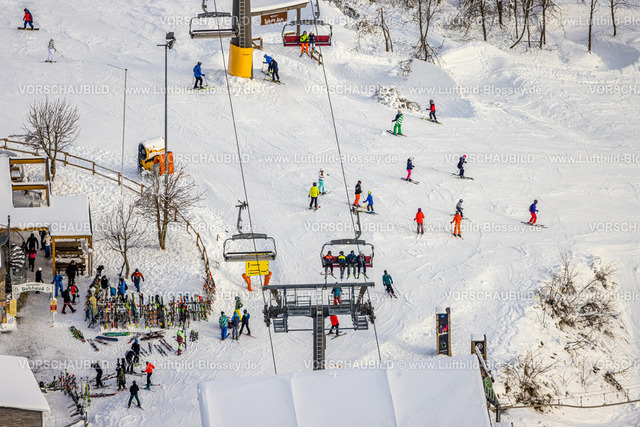 Winterberg221201286 | Luftbild Skilift und Skifahrer, Winterwunderland in Winterberg im Sauerland, am Kahlen Asten und den Skiabfahrten und dem Skilift-Karussell Winterberg, Winterberg, Sauerland, Nordrhein-Westfalen, Deutschland