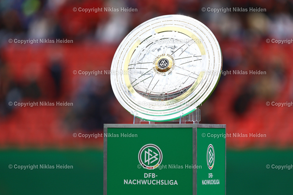 NH_Bayer04LeverkusenU19_1FCKölnU19_U19DFBNachwuchsliga_18052025 | Die Meisterschale der A-Junioren (U19) in der BayArena.Fußball I Junioren I U19 DFB-Nachwuchsliga I Saison 2024-2025 I Deutsche Meisterschaft U19, Finale I Bayer 04 Leverkusen U19 - 1. FC Köln U19 I 18.05.2025 I BayArena