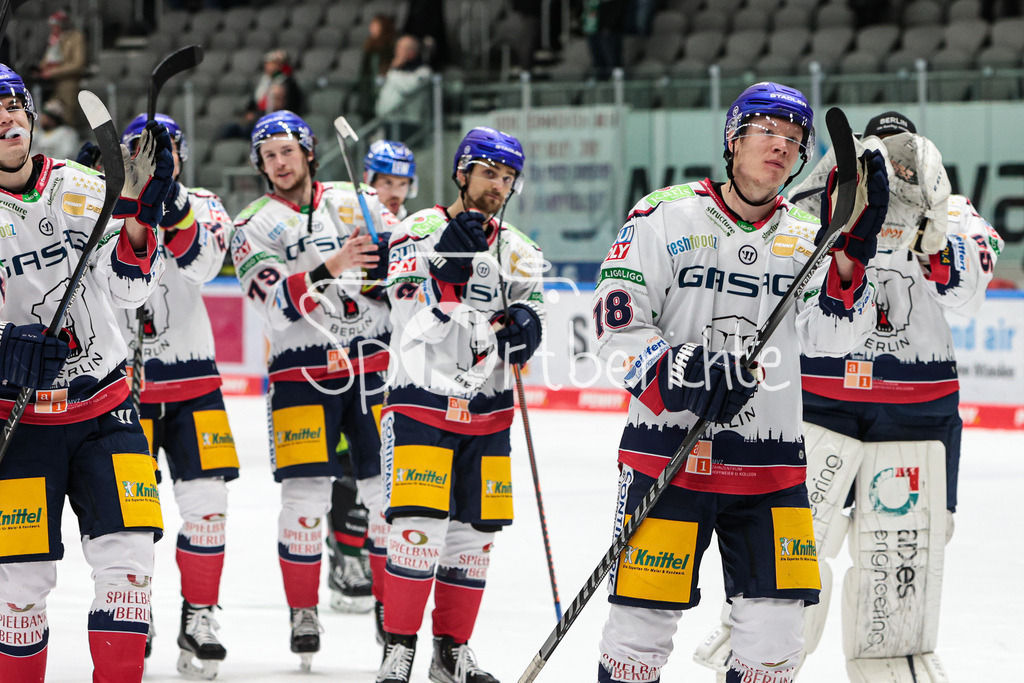 Augsburger Panther - Eisbaeren Berlin | Die Eisbaeren bedanken sich bei den mitgereisten Fans