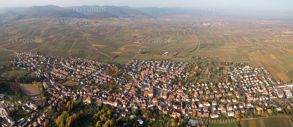 Luftbild: Panorama Perspektive Ortsansicht der Straßen und Häuser der Wohngebiete im Ortsteil Godramstein in Landau im Bundesland Rheinland-Pfalz in Deutschland. Foto: IMG_085106-Pano.jpg vom 08.11.2015 durch Werner Riehm/FLY-FOTO.deAuflösung des Originals: 7453 x 3246 px