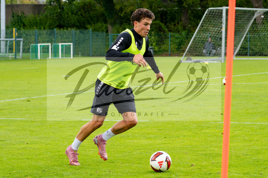20260909_TRAOSN_0256 | Fußball, Herren: Leonhard Münst (VfL Osnabrück) in Aktion, am Ball, Einzelaktion beim Training des VfL Osnabrück am 09.09.2026 im Sportpark Illoshöhe in Osnabrück, Deutschland.(Foto von Nico Paetzel) - Realisiert mit Pictrs.com