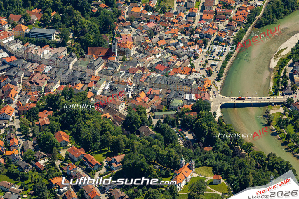 Aktuelles Luftbild von  Bad Tölz - Die Luftaufnahme wurde 2022 mittels UL-Flugzeug erstellt ( keine Drohne ) - hochauflösende Kamera-Systeme von  Canon -Beste Qualität - Für grossformatige Ausdrucke geeignet. Die Geschenkidee !