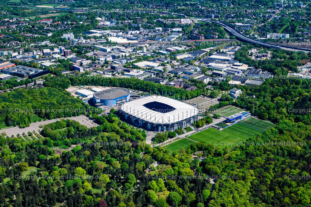 Hamburg_Volkspark_Stadion_HSV_Trainingsgelände_ELS_4664010525 | HAMBURG 01.05.2025 Gebäude des Volksparkstadion - Arena des Hamburger HSV (vormals Imtech Arena, AOL Arena und HSV Nordbank Arena) in Hamburg. Weiterführende Informationen bei: HSV Fußball AG. // Stadium Volksparkstadion - formerly Imtech-Arena, is the home ground of German Bundesliga club HSV. Further information at: HSV Fussball AG. Foto: Martin Elsen