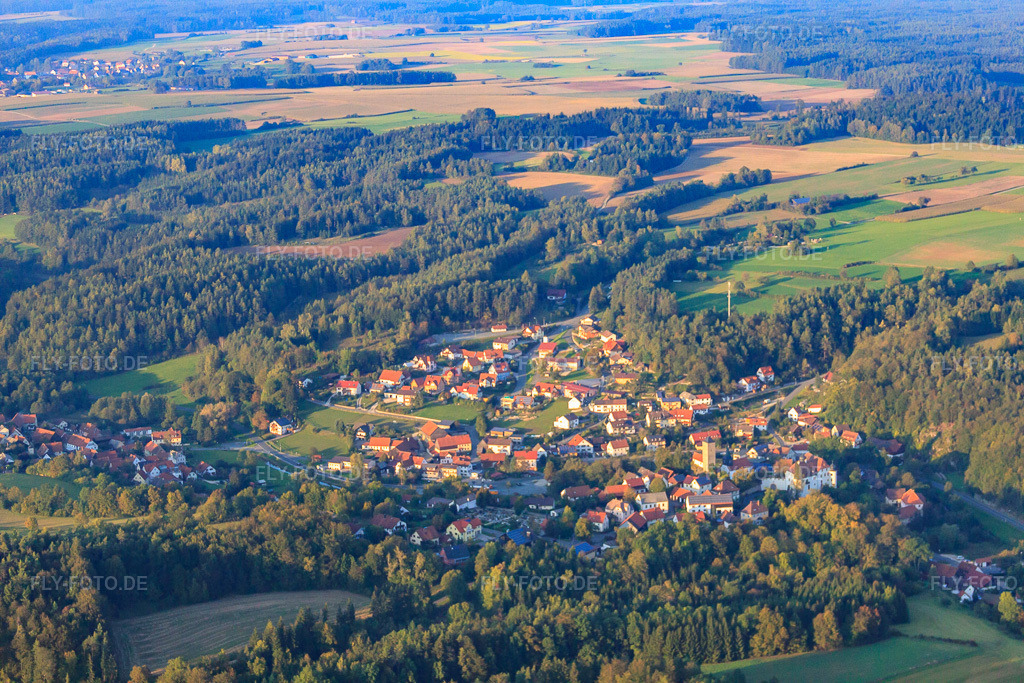 Luftbild: Ortsansicht aus Westen in Aufseß im Bundesland Bayern in Deutschland. Foto: IMG_45747-1794.jpg vom 25.09.2011 durch Werner Riehm/FLY-FOTO.deAuflösung des Originals: 4752 x 3168 px