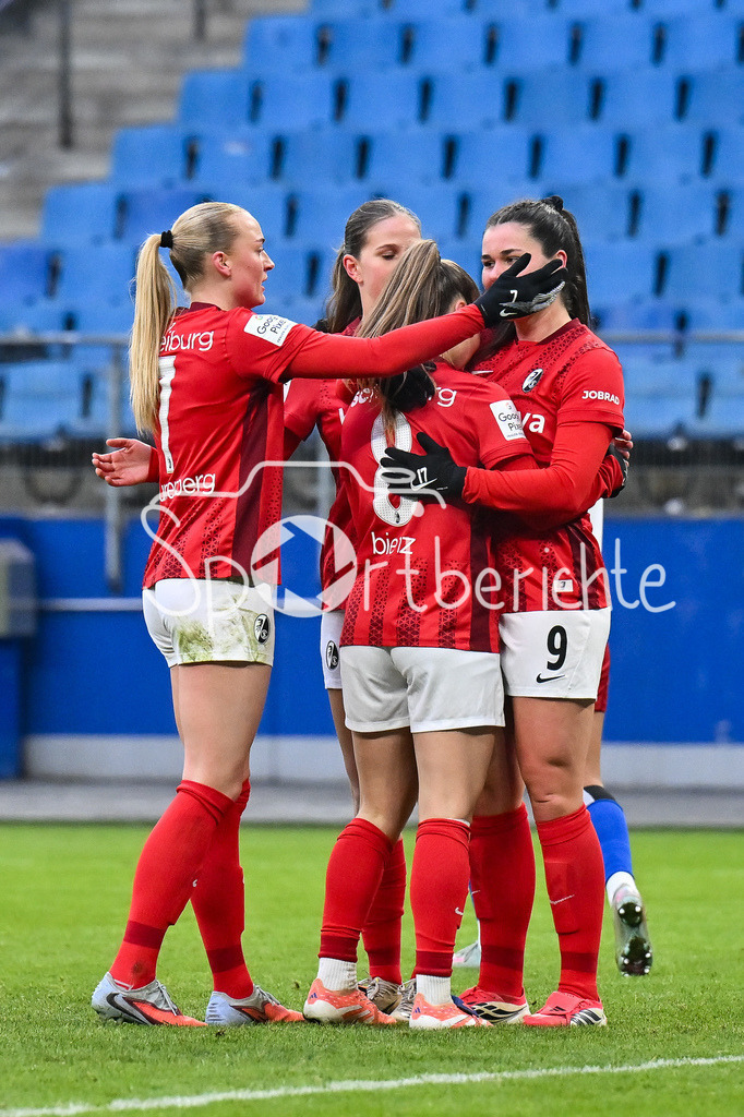 Hamburger SV - SC Freiburg | HAMBURG, GERMANY - 01. FEBRUARY: Jubel der Freiburgerinnen nach dem Treffer zum 0-2 durch Svenja FÖLMLI (SC Freiburg Frauen 9) / Tor / Torschuetze / Freude / Happy während dem Match zwischen dem Hamburger SV und dem SC Freiburg am 16. Spieltag der Google Pixel Frauen-Bundesliga im Volksparkstadion