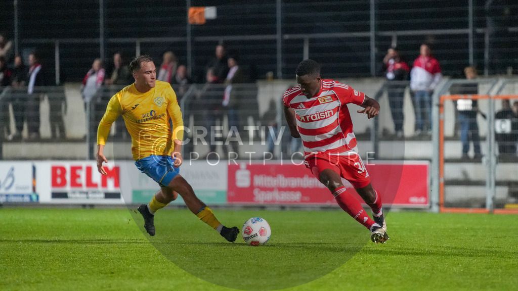 Fußball, Herren, Saison 2025/2026, Testspiel, Freundschaftsspiel, FSV 63 Luckenwalde vs. 1.FC Union Berlin, Mittwoch 08.10.2025, Werner-Seelenbinder-Stadion Luckenwalde, | Fußball, Herren, Saison 2025/2026, Testspiel, Freundschaftsspiel, FSV 63 Luckenwalde vs. 1.FC Union Berlin, Mittwoch 08.10.2025, Werner-Seelenbinder-Stadion Luckenwalde, Im Bild: Simon Gollnack (l. Luckenwalde) und Stanley Nsoki (r. Union) - Realisiert mit Pictrs.com