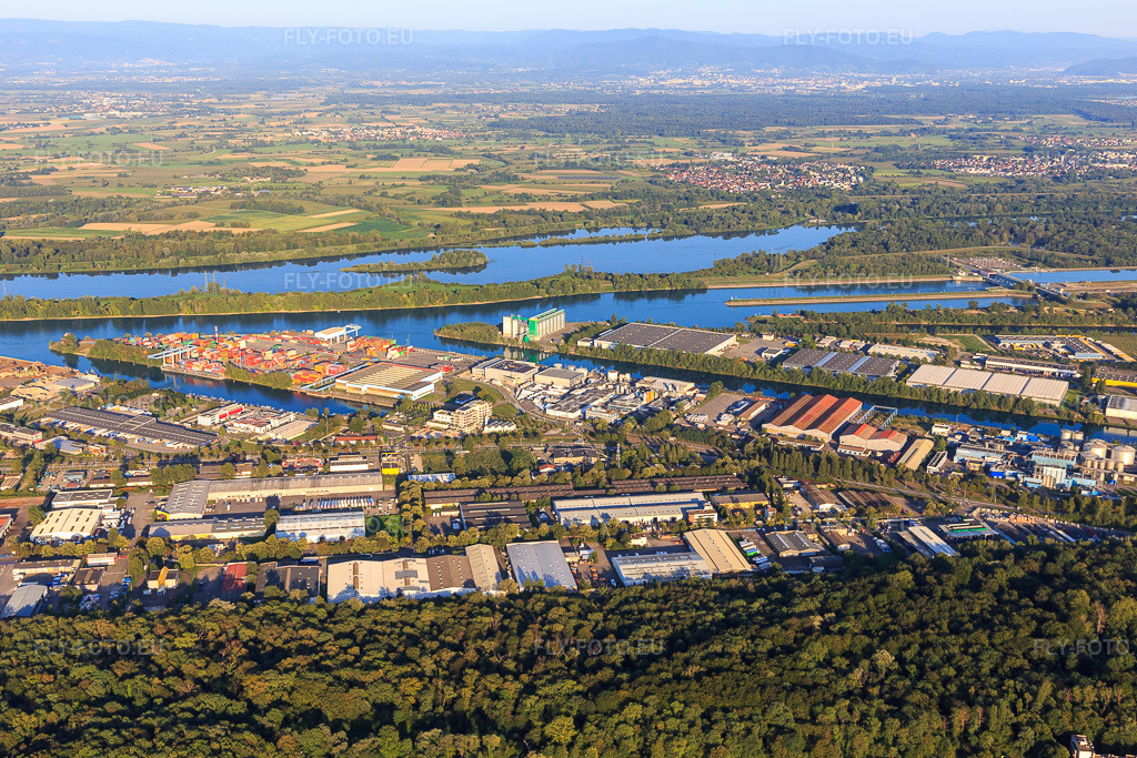 Vue aérienne: Port Autonome de Strasbourg Terminal conteneurs Sud à le quartier Port du Rhin Sud in Straßburg dans le département Bas Rhin, France – .Photo: IMG_137850.jpg prise le 18/08/2023 par Werner Riehm/FLY-FOTO.eu – Résolution de l'original: 5472 x 3648 px – RET - Rhine Europe Terminals