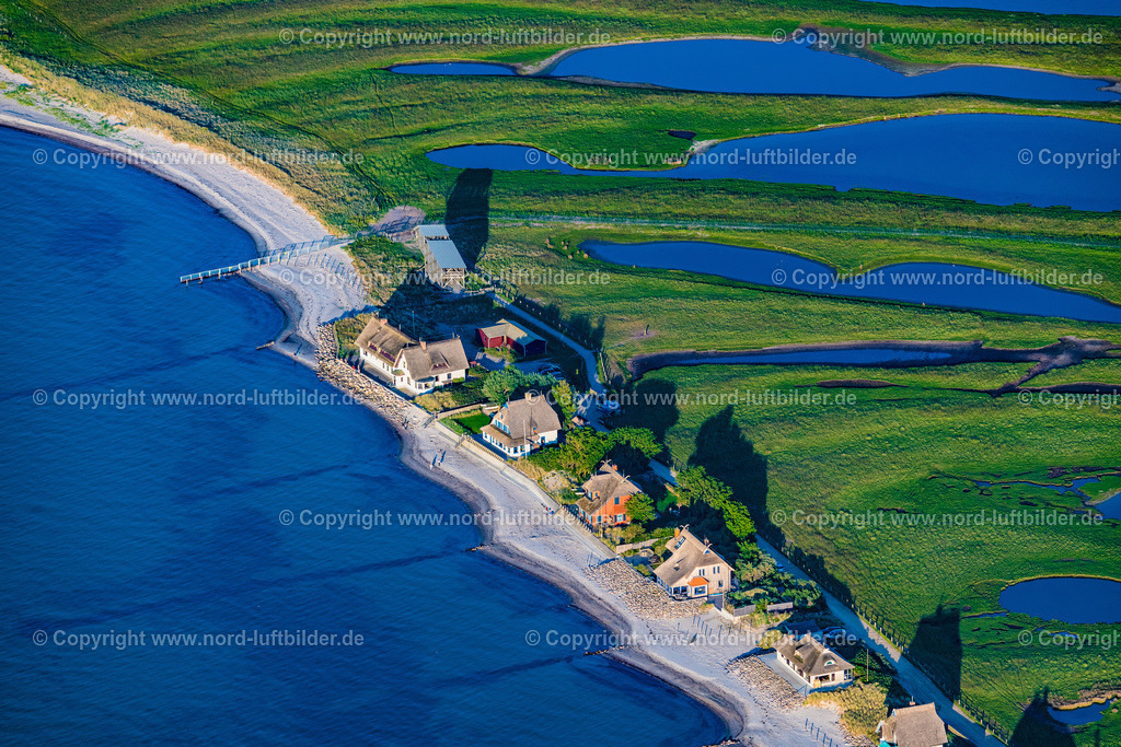 Heiligenhafen_Graswarder_ELS_0607030622 | HEILIGENHAFEN 03.06.2022 Küstenbereich mit sandiger Strand- und Gras- Landschaft der Halbinsel Graswarder-Heilgenhafen mit einigen Einfamilienhäusern in Großenbrode im Bundesland Schleswig-Holstein. // Coastal area of the peninsula Graswarder-Heilgenhafen with a few single- family houses at the beach in Grossenbrode in the state Schleswig-Holstein. Foto: Martin Elsen