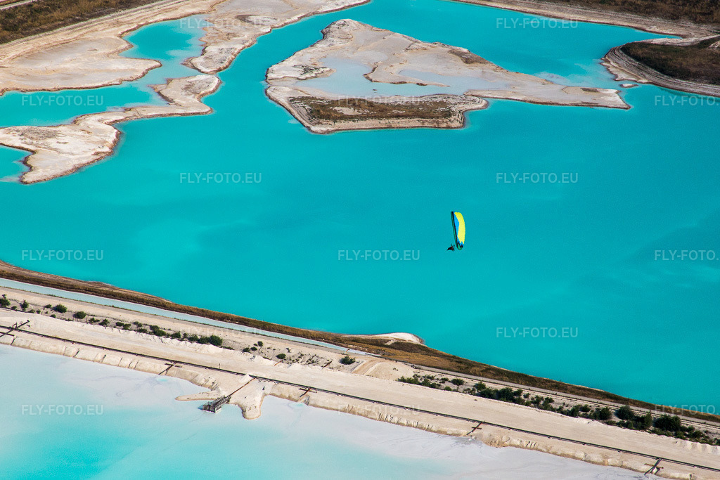 Vue aérienne: Marais à sel bruns et blancs pour la production de sel à Rosières-aux-Salines dans le département Meurthe et Moselle, France. Photo: IMG_083146.jpg prise le 11/07/2015 par Werner Riehm/FLY-FOTO.eu – Résolution de l'original: 3953 x 2635 px