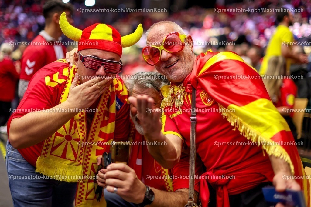EHF20012601031 | 20.01.2026, Handball, Men's EHF EURO 2026, Nordmazedonien - Rumänien, Jyske Bank Boxen in Herning, Dänemark, Preliminary Round: Gute Laune bei den Fans aus Nordmazedonien. Die Handballfans feuern ihre Mannschaft stimmungsvoll an. 