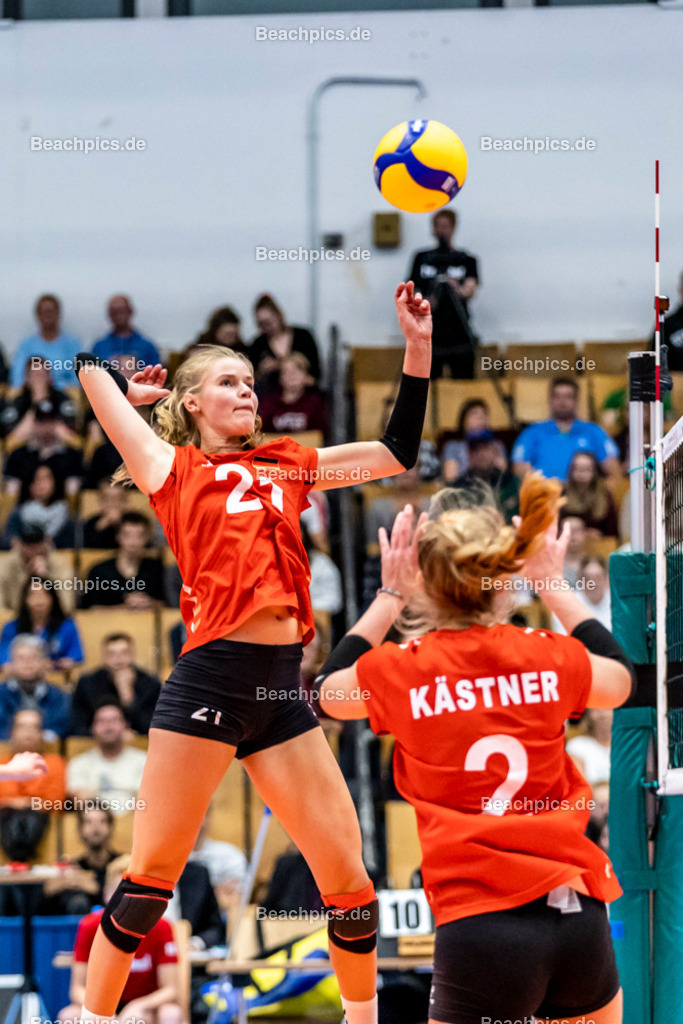 2022-00063399-Testspiel-Deutschland-Brasilien | Angriff Camilla WEITZEL #21 (Mittelblock) GER nach Pass von pia KÄSTNER #2 (Zuspiel) GER, 17.09.2022; Berlin Foto: Gerold Rebsch - www.beachpics.de
