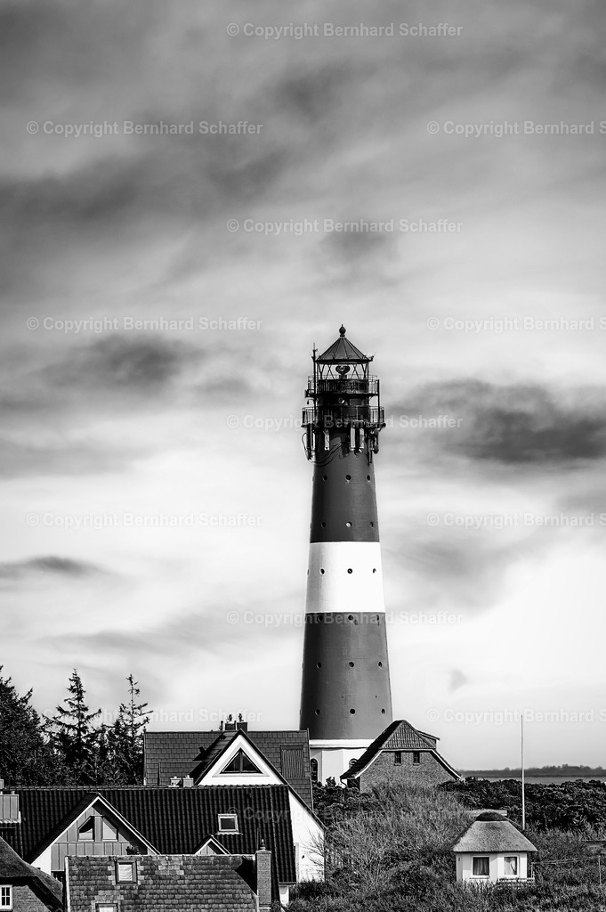 Leuchtturm auf Sylt | Der Leuchtturm von Hörnum auf Sylt in einer Abendstimmung, schwarz-weiss. - Realisiert mit Pictrs.com